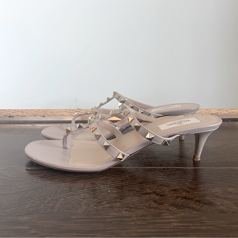 • VALENTINO ROCKSTUD NUDE KITTEN HEEL SANDALS •